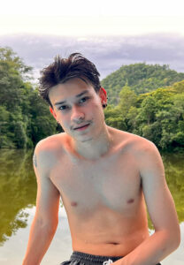 ปลั๊ก Anonpat Roswan